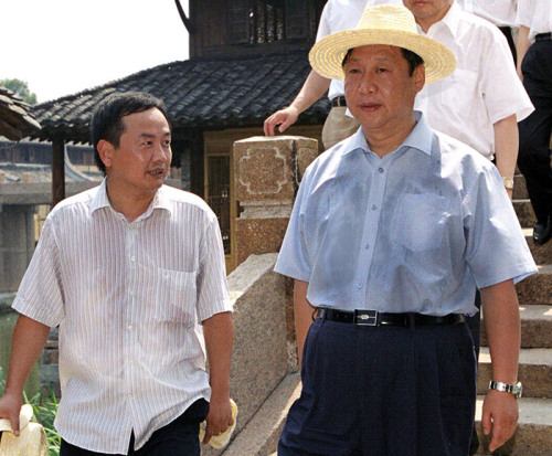 2005年8月3日，习近平在浙江嘉兴桐乡市乌镇调研古镇?；すぷ鳌Ｗ柿贤计? style=