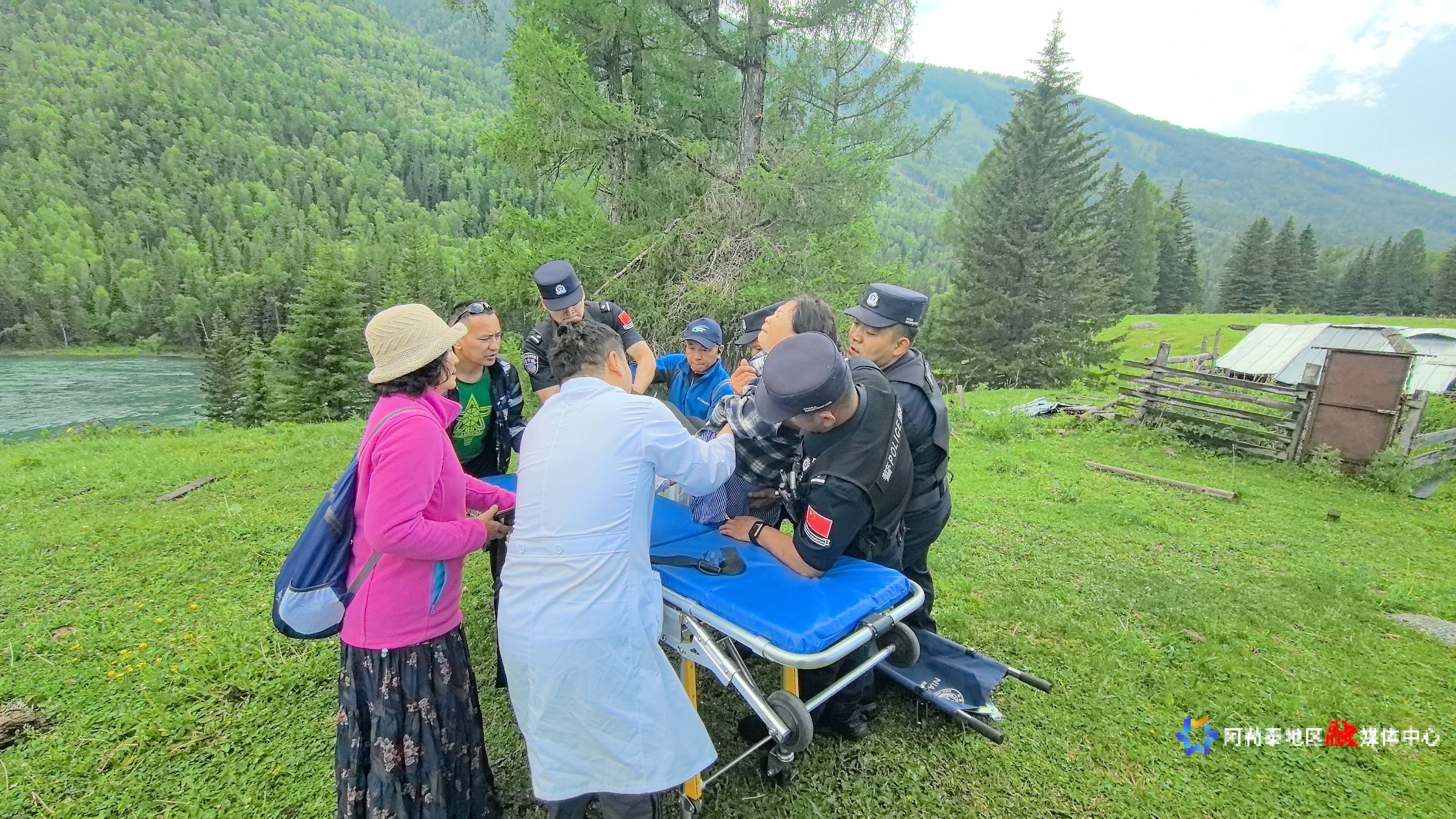 图为民警转送受伤游客