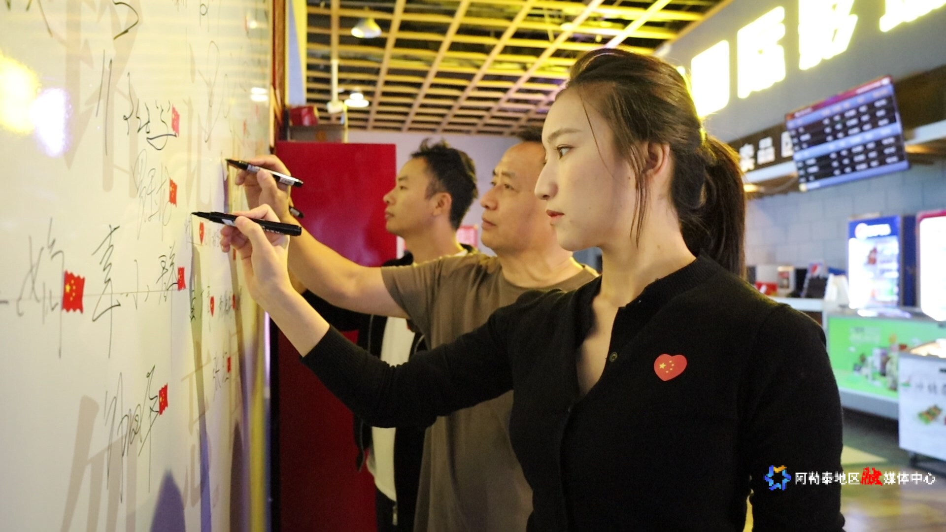 在雪影国际影城内，观看电影《731》的观众们正在专门设立的观影心声墙上签名。2