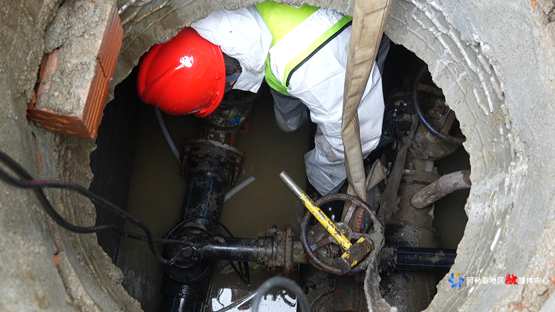 工作人员排查管道破损情况。