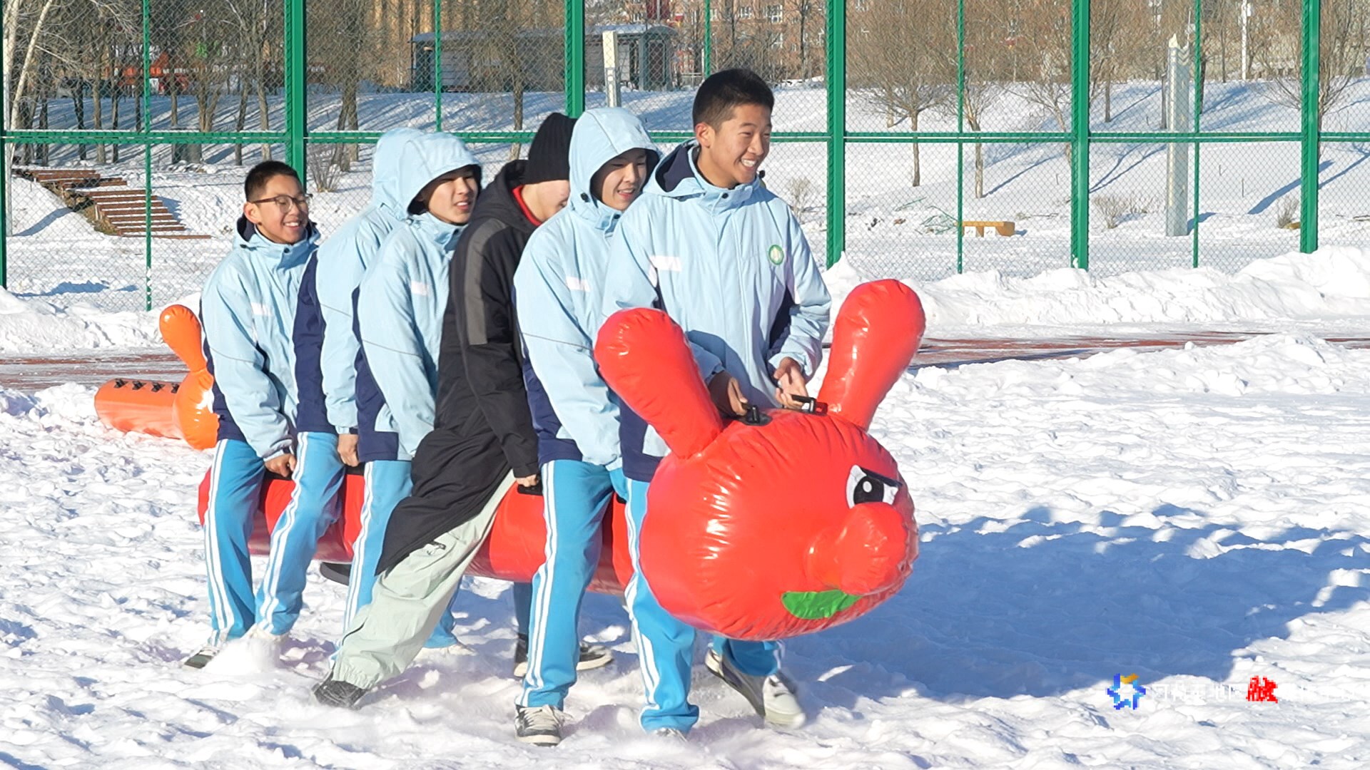 毛毛虫比赛现场充满欢乐。