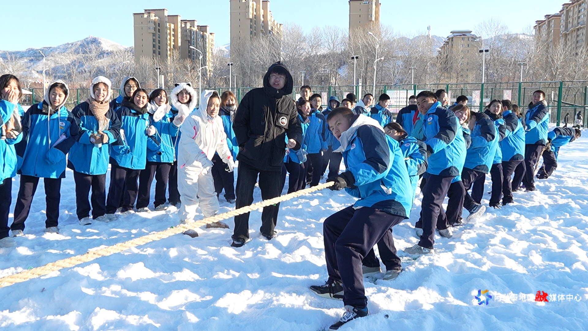 拔河比现场激烈，