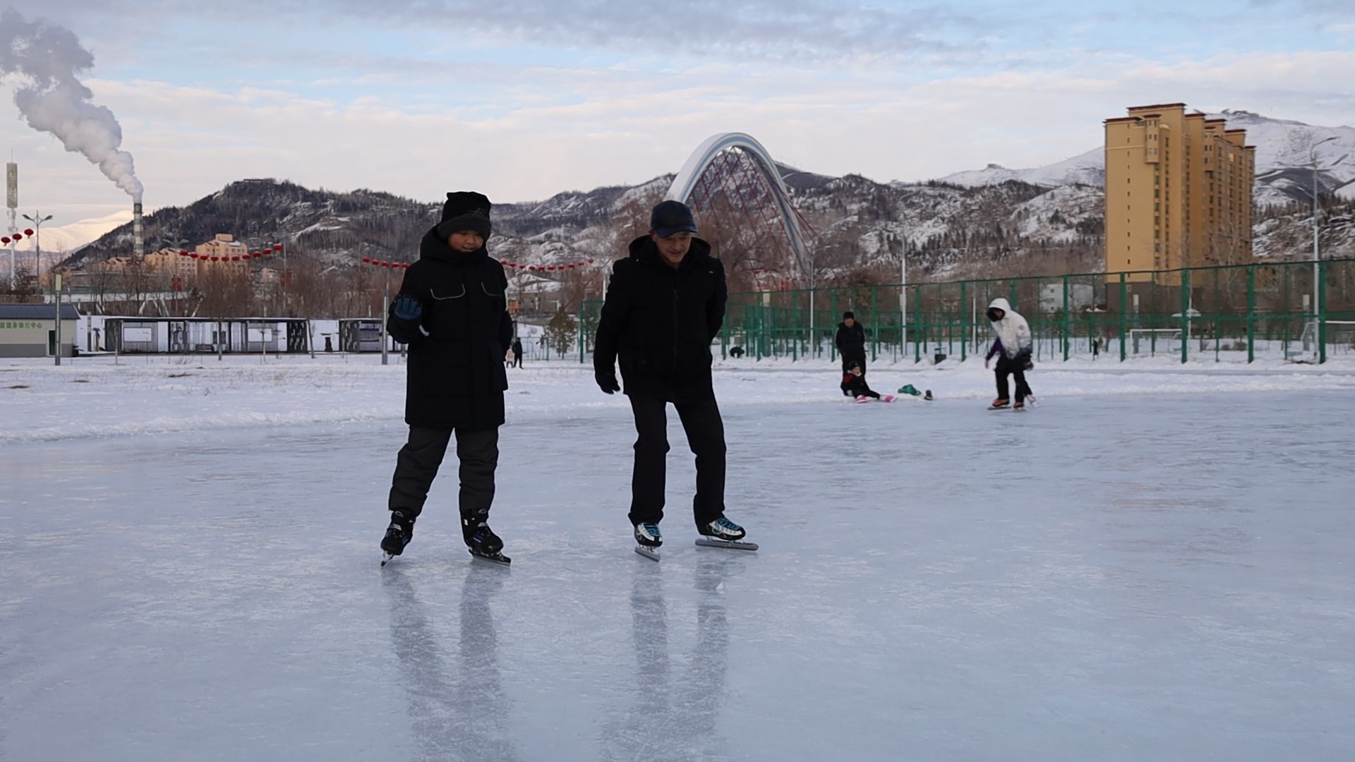 在滑冰场内，市民正带领孙子一同滑冰。