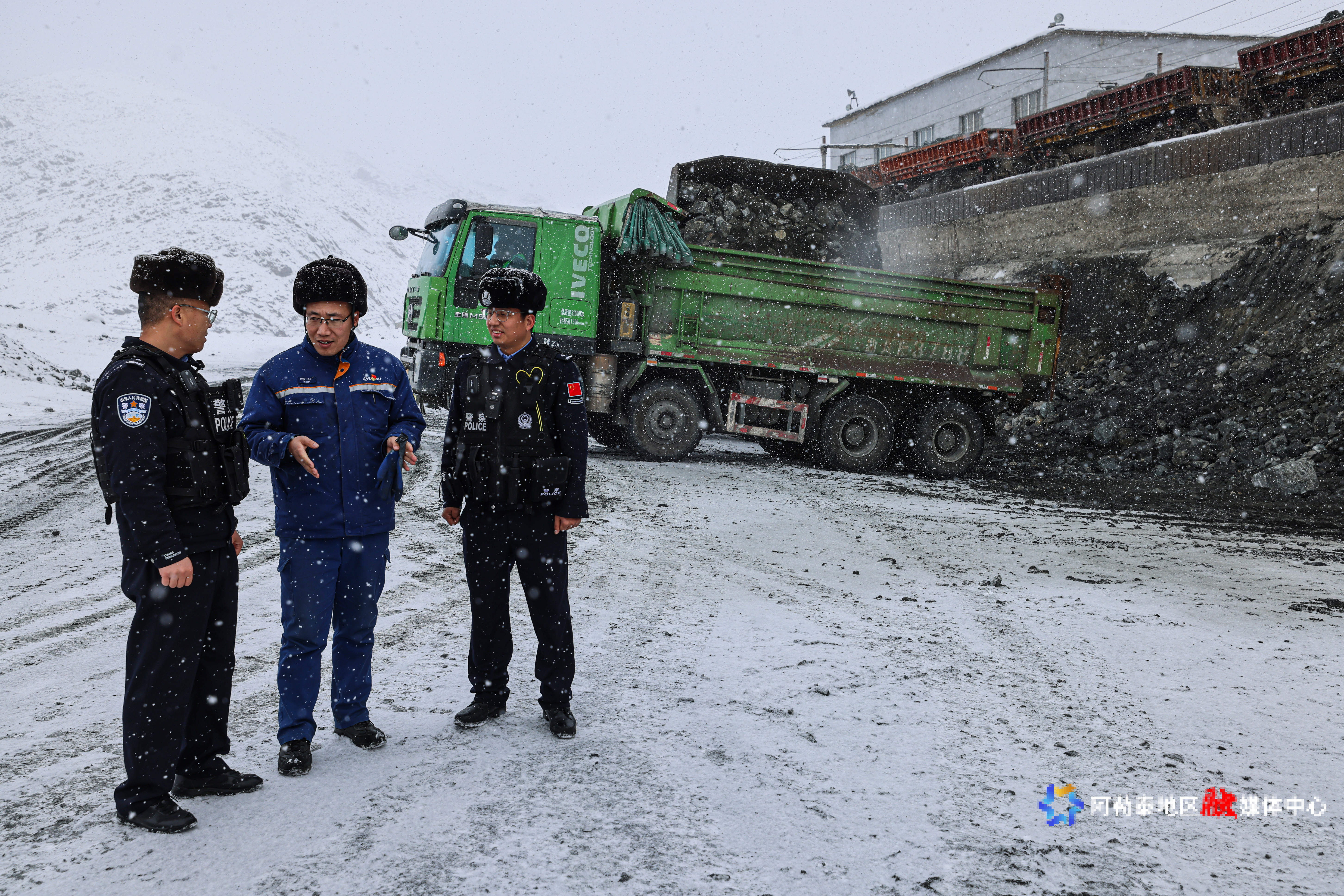 2025年12月16日，民警正在检查矿区矿石厂安全情况。