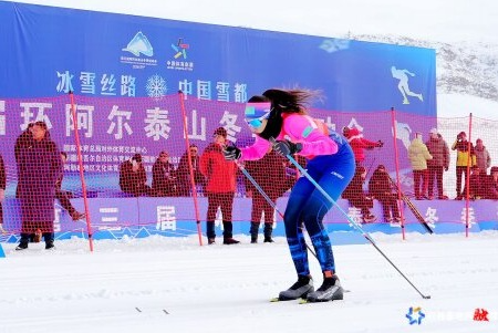 第三屆環(huán)阿爾泰山冬季運(yùn)動(dòng)會(huì)越野滑雪個(gè)人短距離比賽上演“速度與激情”